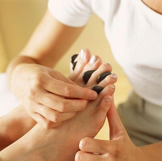 ماساژ سنگ داغ؛ روش انجام و مزایای آن